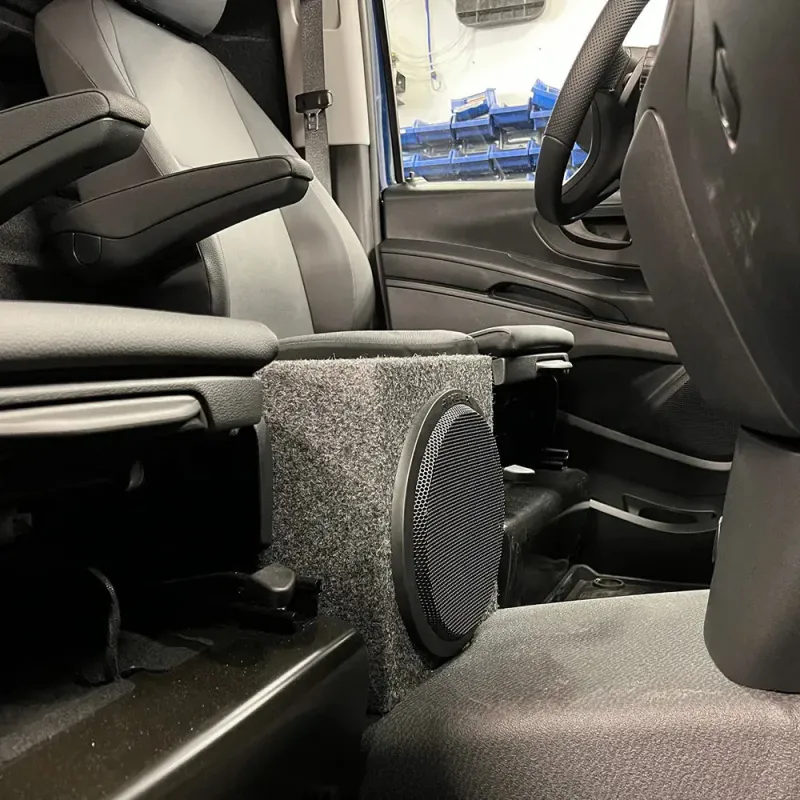 Match Lydoppgraderingspakke Mercedes Vito W447 2024-> Nivå 3 - Ekstra kraftig DSP-forsterker, 10`` basskasse mellom stoler på 2-seter utgave og høyttalere
